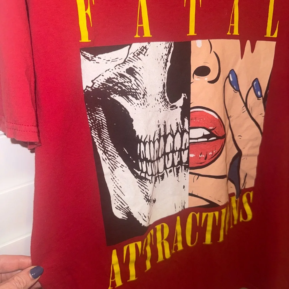 Fashion Nova Men Red Graphic Tee "Fatal Attractions" Size Large - Picture 4 of 6